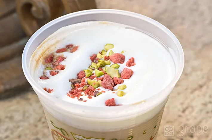 『ピスタチオとストロベリーのカフェモカ』の写真（撮影：grapeフード編集部）