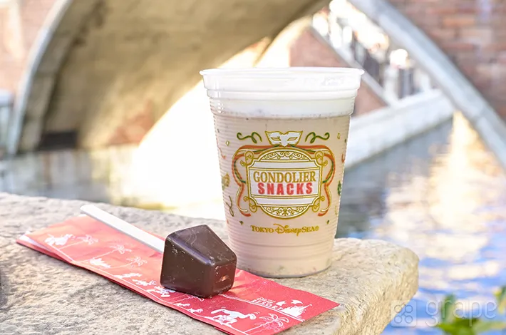 『ピスタチオとストロベリーのカフェモカ』の写真（撮影：grapeフード編集部）