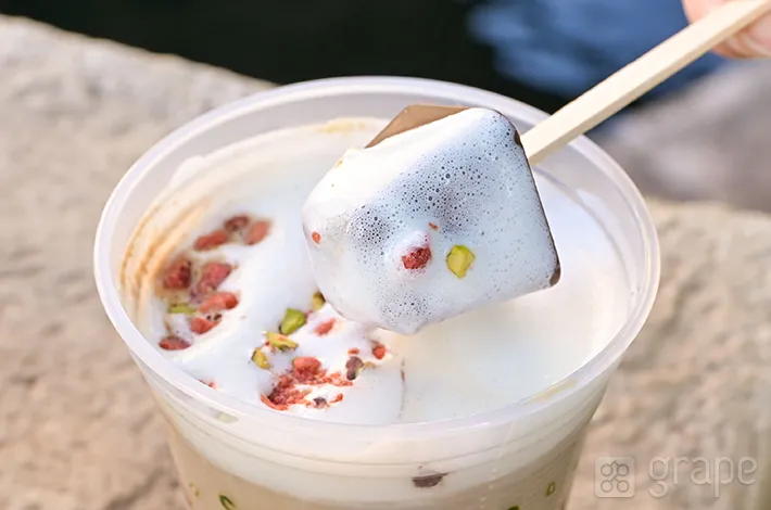 『ピスタチオとストロベリーのカフェモカ』の写真（撮影：grapeフード編集部）