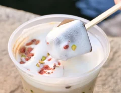 『ピスタチオとストロベリーのカフェモカ』の写真（撮影：grapeフード編集部）