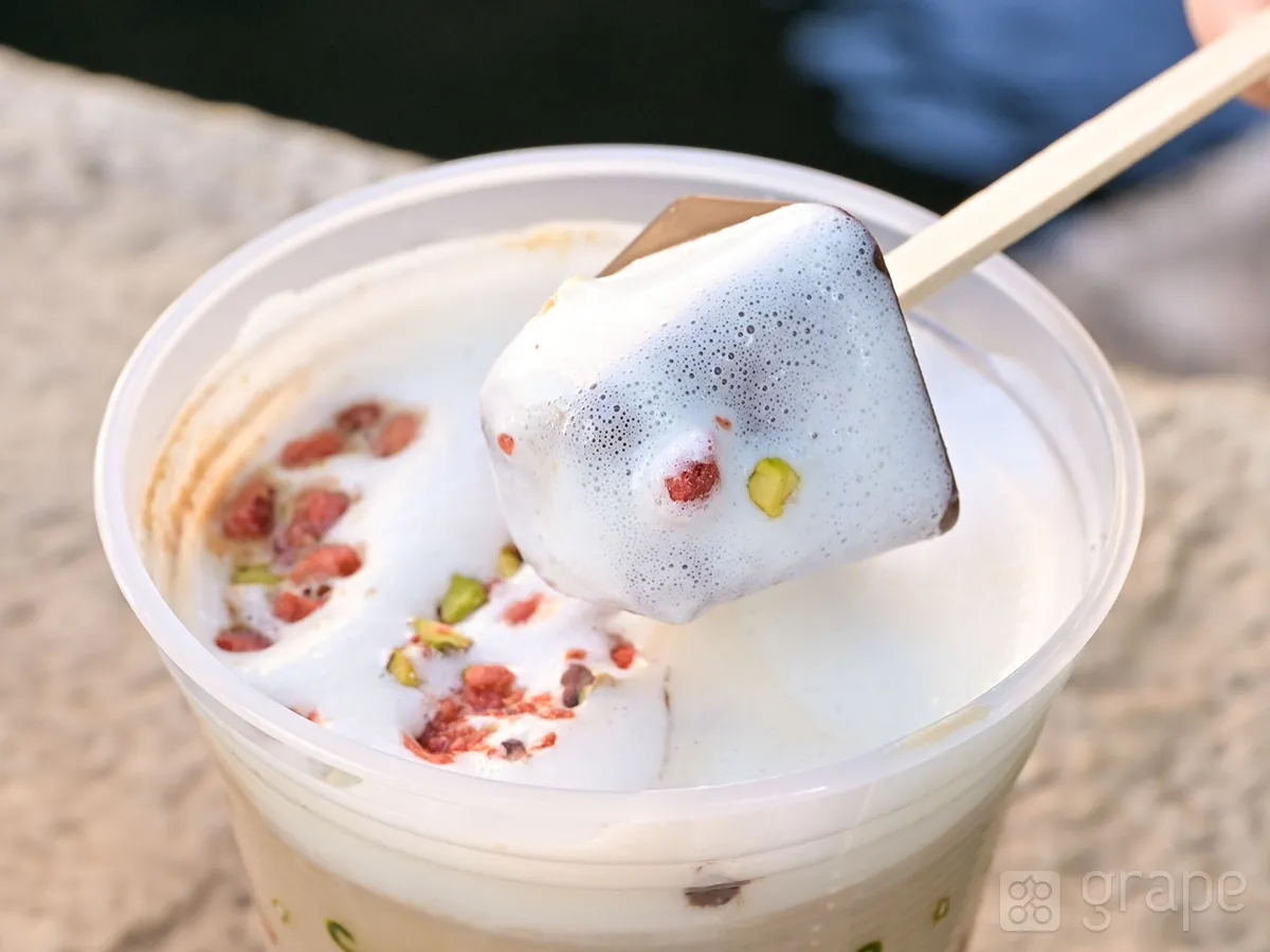 『ピスタチオとストロベリーのカフェモカ』の写真（撮影：grapeフード編集部）