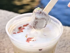 『ピスタチオとストロベリーのカフェモカ』の写真(撮影:grapeフード編集部)