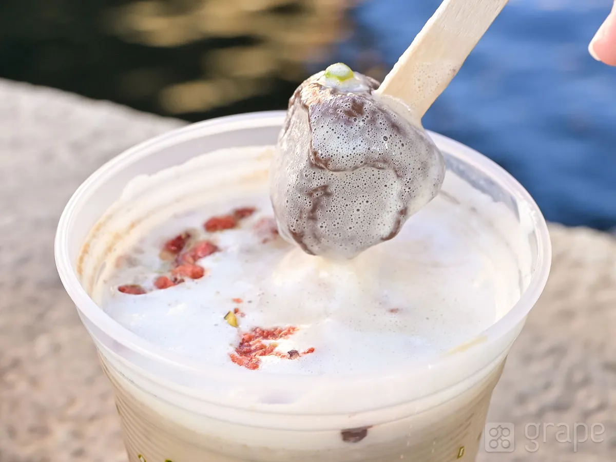 『ピスタチオとストロベリーのカフェモカ』の写真（撮影：grapeフード編集部）