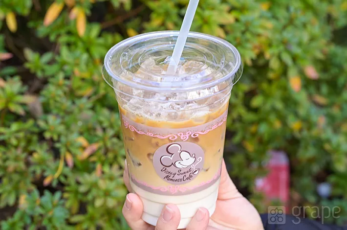 アイスカフェラテの写真（撮影：grapeフード編集部）