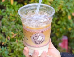 アイスカフェラテの写真（撮影：grapeフード編集部）