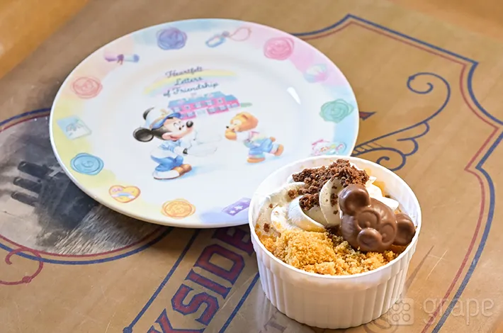 『キャラメルとチョコのアップルクランブルケーキ』の写真（撮影：grapeフード編集部）