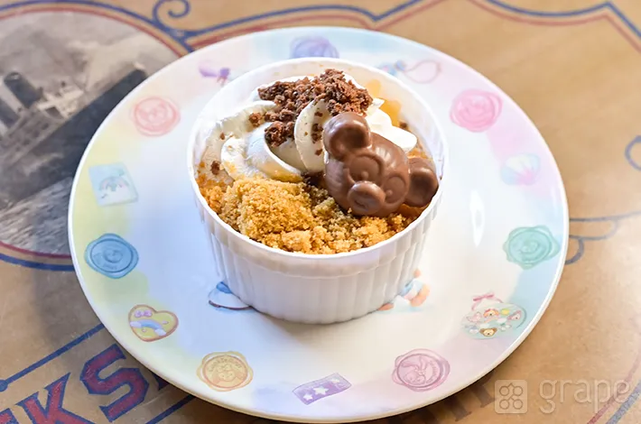 『キャラメルとチョコのアップルクランブルケーキ』の写真（撮影：grapeフード編集部）