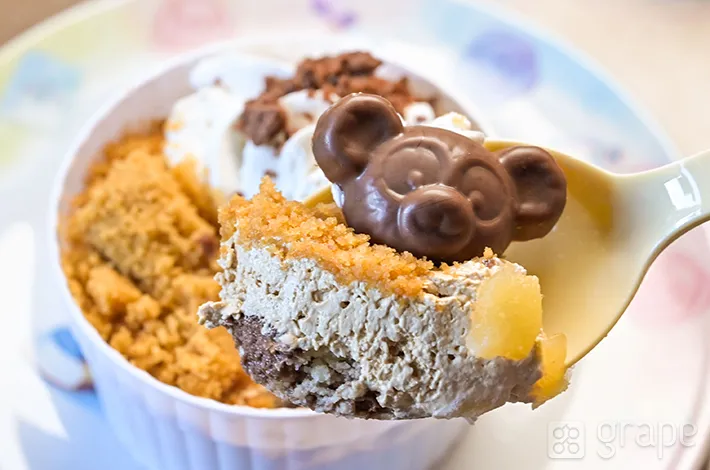 『キャラメルとチョコのアップルクランブルケーキ』の写真（撮影：grapeフード編集部）