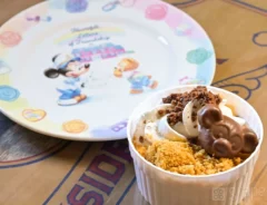 『キャラメルとチョコのアップルクランブルケーキ』の写真（撮影：grapeフード編集部）