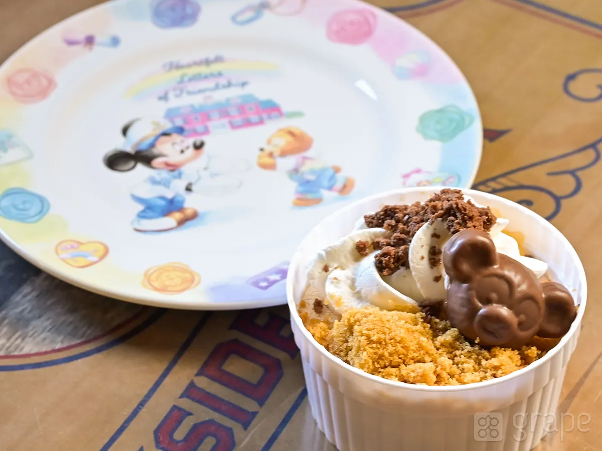 『キャラメルとチョコのアップルクランブルケーキ』の写真（撮影：grapeフード編集部）