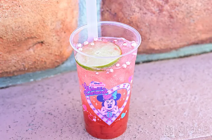 『スパークリングドリンク（ストロベリー＆ライチー）』の写真（撮影：grapeフード編集部）