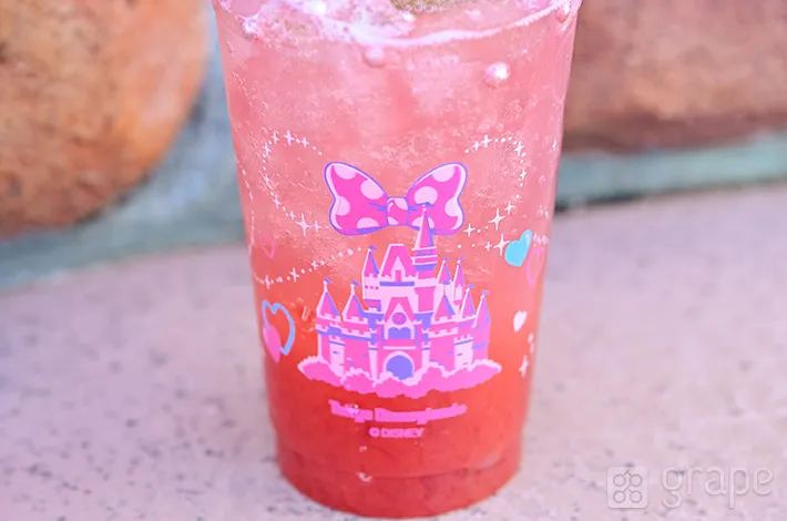 『スパークリングドリンク（ストロベリー＆ライチー）』の写真（撮影：grapeフード編集部）