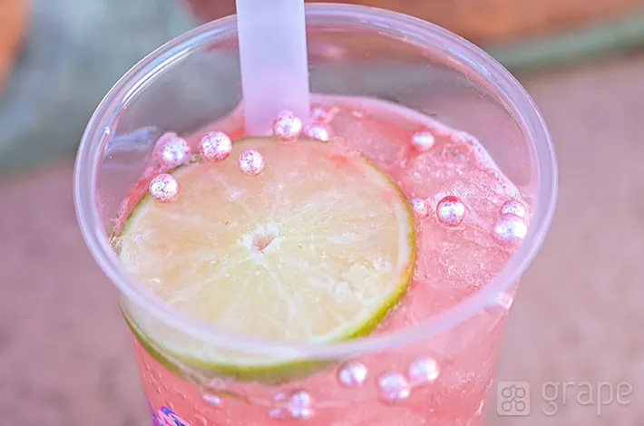 『スパークリングドリンク（ストロベリー＆ライチー）』の写真（撮影：grapeフード編集部）