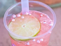 『スパークリングドリンク（ストロベリー＆ライチー）』の写真（撮影：grapeフード編集部）