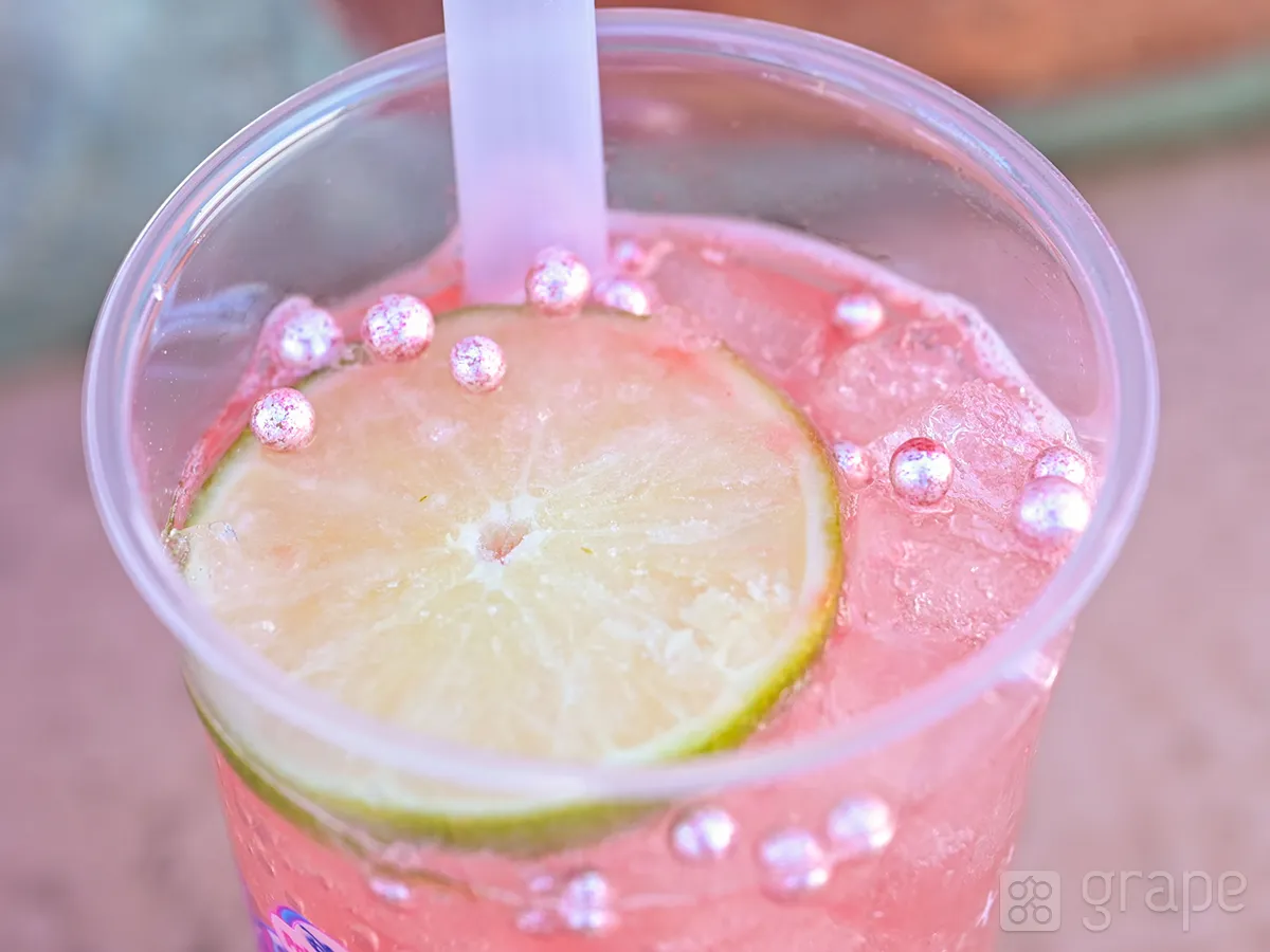 『スパークリングドリンク（ストロベリー＆ライチー）』の写真（撮影：grapeフード編集部）