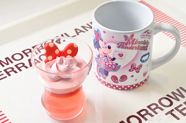 『ストロベリームース＆ピーチゼリー、スーベニアカップ付き』の写真（撮影：grapeフード編集部）
