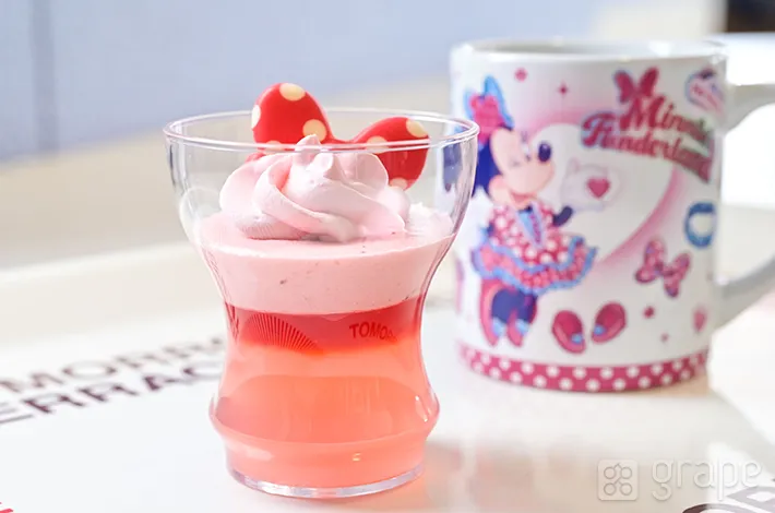 『ストロベリームース＆ピーチゼリー、スーベニアカップ付き』の写真（撮影：grapeフード編集部）