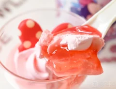 『ストロベリームース＆ピーチゼリー、スーベニアカップ付き』の写真（撮影：grapeフード編集部）