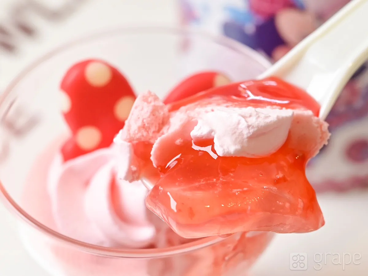 『ストロベリームース＆ピーチゼリー、スーベニアカップ付き』の写真（撮影：grapeフード編集部）