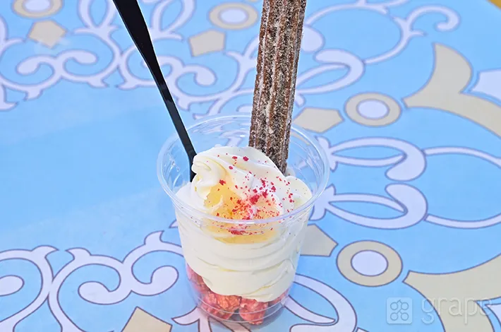 『スペシャルサンデー（チーズソフトクリーム＆チュロス）』の写真（撮影：grapeフード編集部）