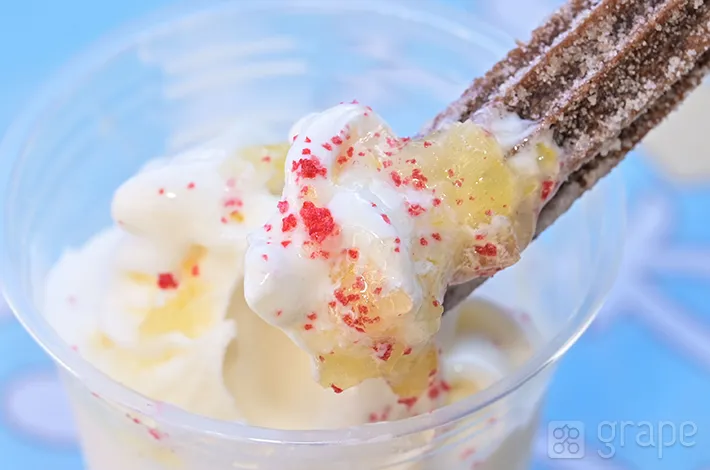 『スペシャルサンデー（チーズソフトクリーム＆チュロス）』の写真（撮影：grapeフード編集部）