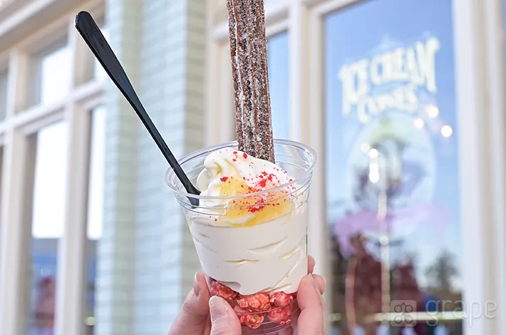 『スペシャルサンデー（チーズソフトクリーム＆チュロス）』の写真（撮影：grapeフード編集部）