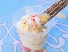 『スペシャルサンデー(チーズソフトクリーム&チュロス)』の写真(撮影:grapeフード編集部)