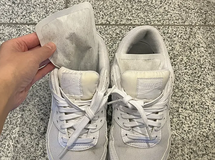 靴の中に入れたカイロの写真（撮影：grapeライフハック編集部）