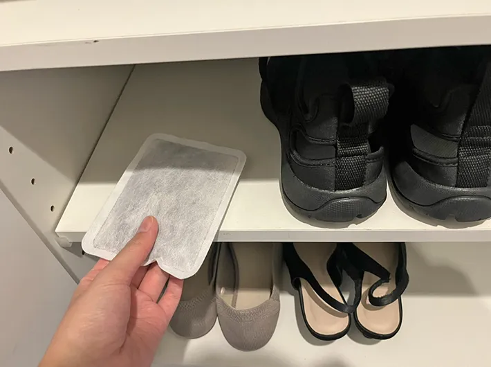 靴箱に入れたカイロの写真（撮影：grapeライフハック編集部）