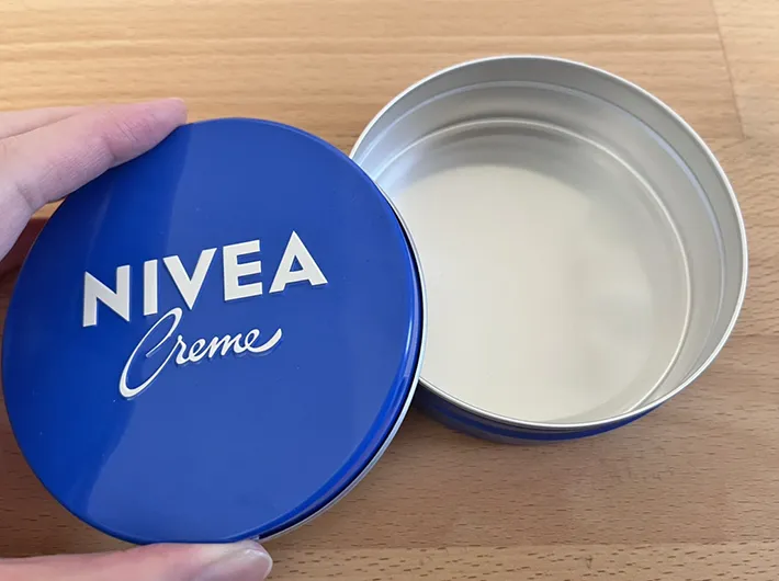 ニベアクリームの缶の写真（撮影：grapeライフハック編集部）