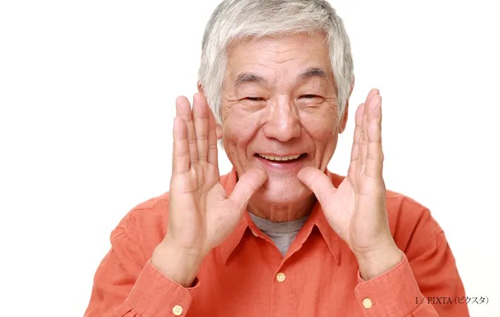 『呼びかける高齢者』の写真