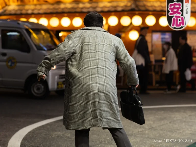 『夜の繁華街でご機嫌の男性』の写真