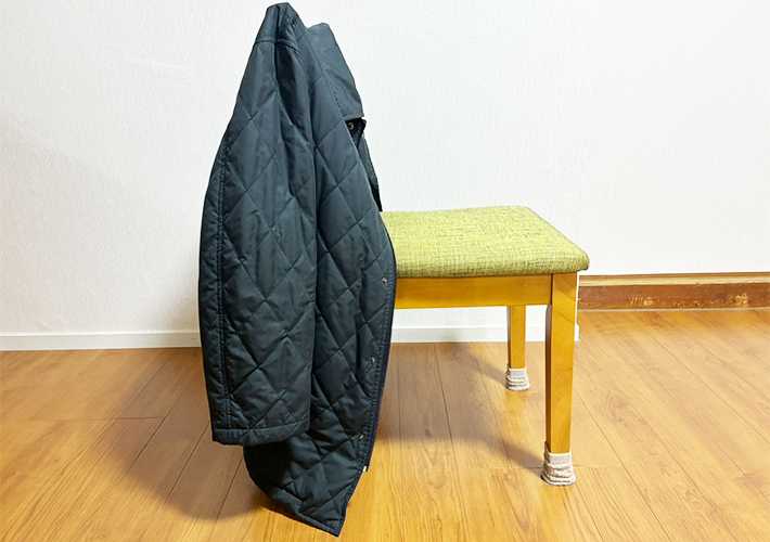 コートが床につかないライフハック（撮影：grapeライフハック編集部）