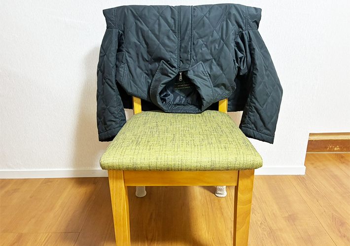 コートが床につかないライフハック（撮影：grapeライフハック編集部）