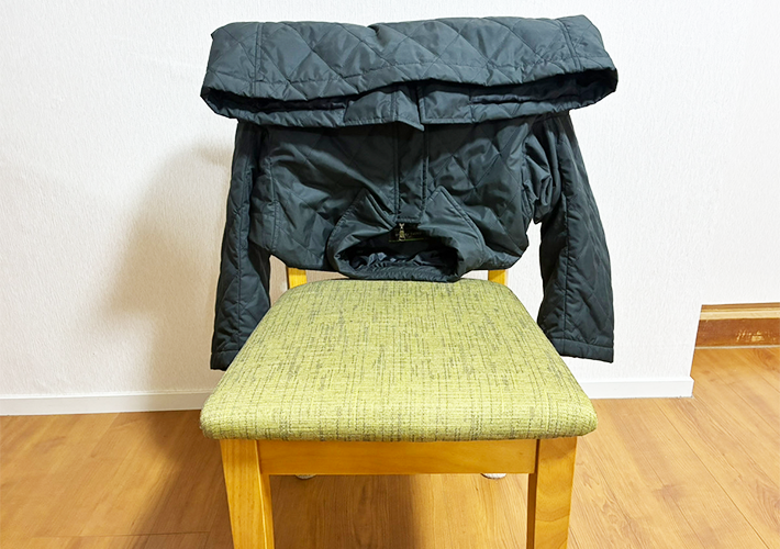 コートが床につかないライフハック（撮影：grapeライフハック編集部）