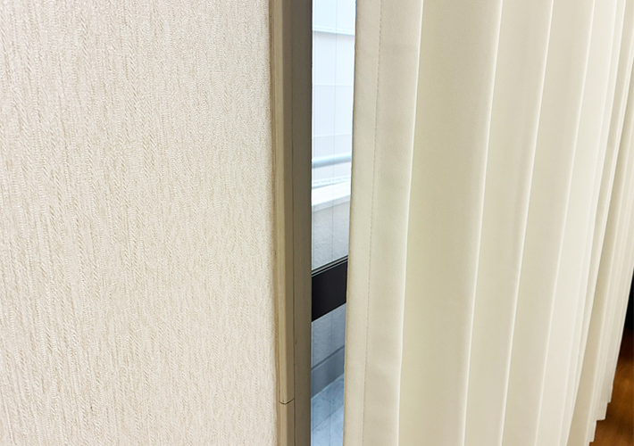 カーテン隙間の冷気を防ぐ方法（撮影：grapeライフハック編集部）