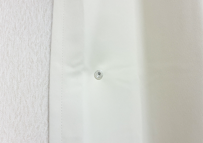 カーテン隙間の冷気を防ぐ方法（撮影：grapeライフハック編集部）