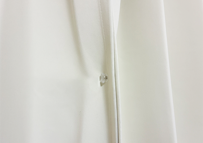 カーテン隙間の冷気を防ぐ方法（撮影：grapeライフハック編集部）