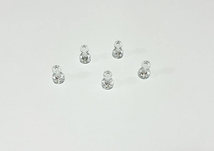 『強力マグネット クリアタイプ ピン型』の活用事例（撮影：grapeライフハック編集部）