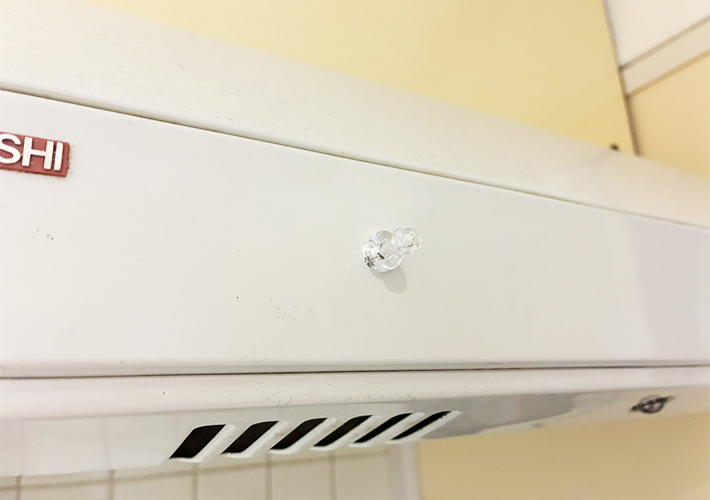 『強力マグネット クリアタイプ ピン型』の活用事例（撮影：grapeライフハック編集部）