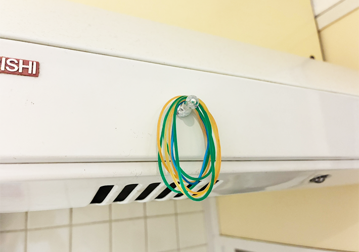 『強力マグネット クリアタイプ ピン型』の活用事例（撮影：grapeライフハック編集部）