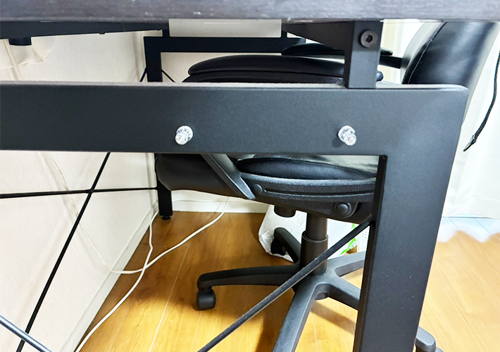 『強力マグネット クリアタイプ ピン型』の活用事例（撮影：grapeライフハック編集部）