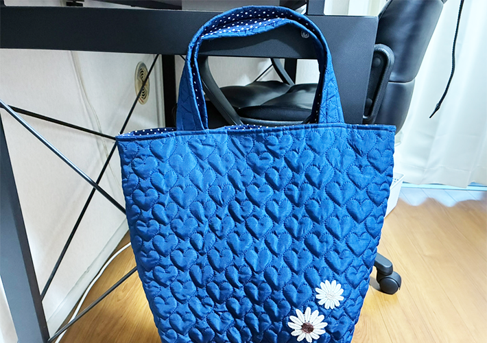 『強力マグネット クリアタイプ ピン型』の活用事例（撮影：grapeライフハック編集部）