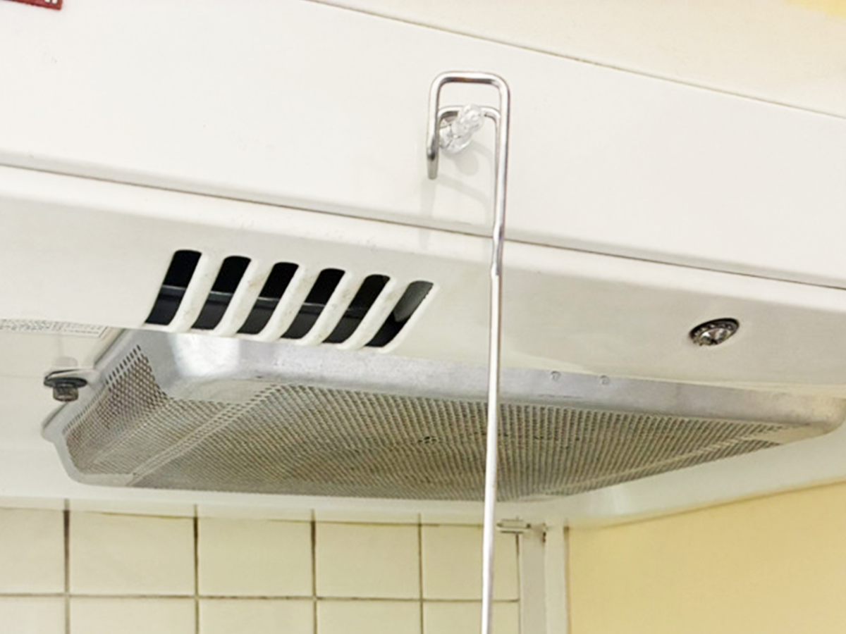 『強力マグネット クリアタイプ ピン型』の活用事例（撮影：grapeライフハック編集部）