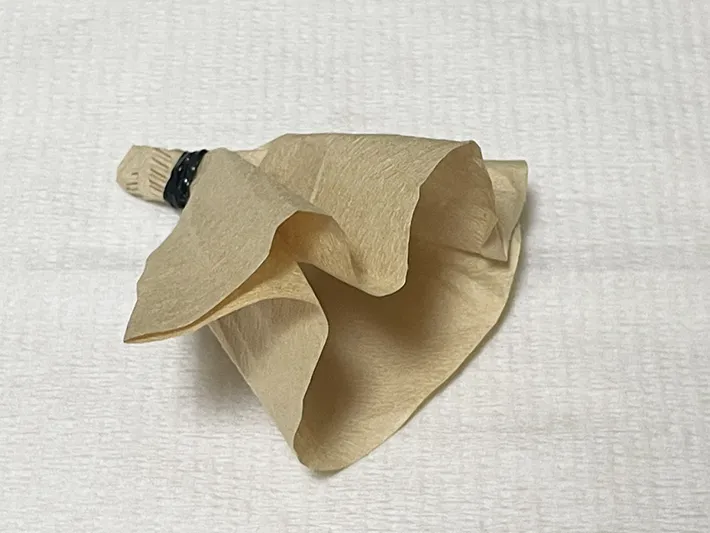 根元を縛ったコーヒーフィルターの写真（撮影：grapeライフハック編集部）