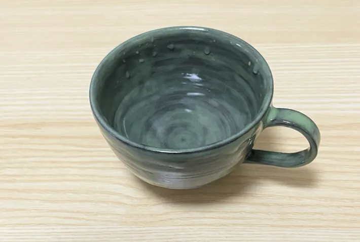 水を注いだコーヒーカップの写真（撮影：grapeライフハック編集部）