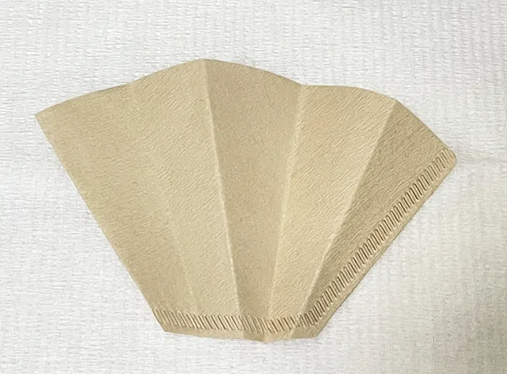 蛇腹折にしたコーヒーフィルターの写真（撮影：grapeライフハック編集部）