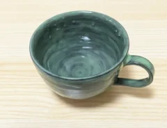 水を注いだコーヒーカップの写真（撮影：grapeライフハック編集部）