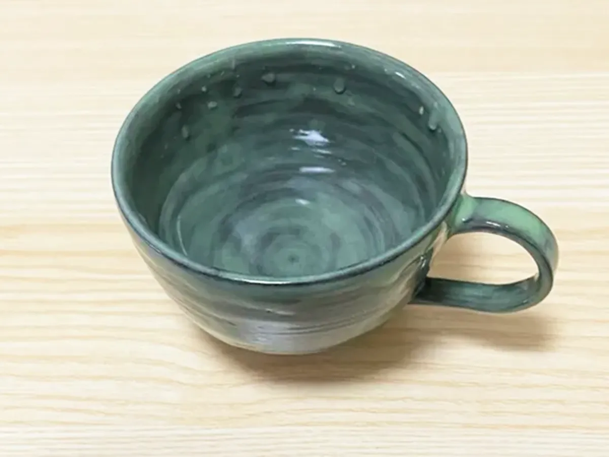 水を注いだコーヒーカップの写真(撮影:grapeライフハック編集部)