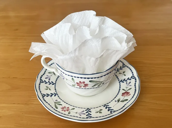 キッチンペーパーをカップに入れた写真（撮影：grapeライフハック編集部）